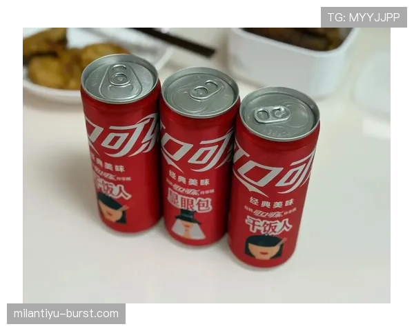 特雷·杨家的冰箱里连瓶可乐都没有,自律到让人怀疑他是不是机器人 特雷·杨家的冰箱里连瓶可乐都没有,自律到让人怀疑他是不是机器人